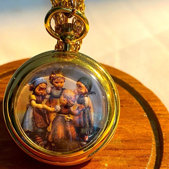 M. I. Hummel "Ring Around The Rosie" Pendant Watch 23k gold wooden case - Picture 5 of 6